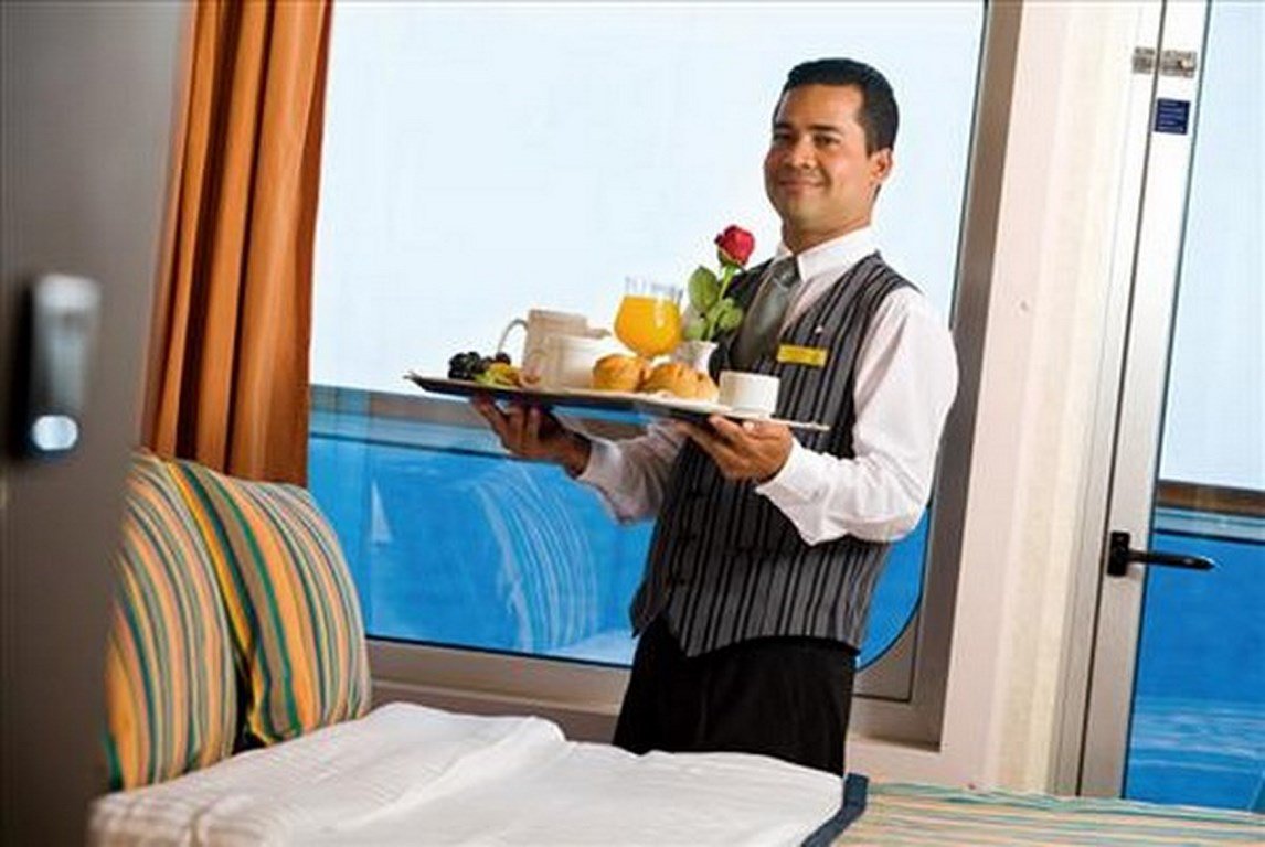 Room service 2024. Официант на круизном лайнере. Официант рум сервиса в гостинице. Завтрак в номер. Стюард на круизном лайнере.