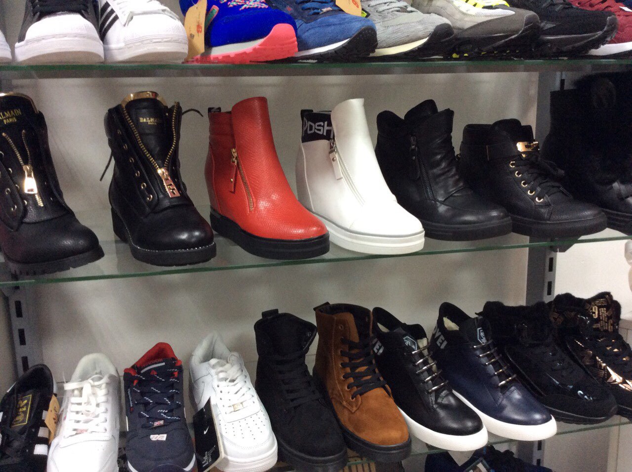 Много одежды и обуви магазин. Керчь магазин Таир обувь. Рынок обуви. Магазин молодежной обуви. Куча одежда и обувь молодежные.